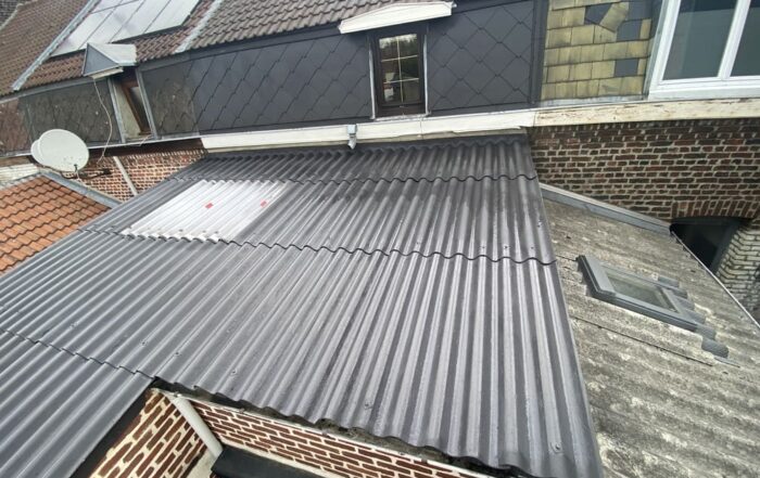Rénovation de toiture sur tôle ondulée avec traitement de peinture noire