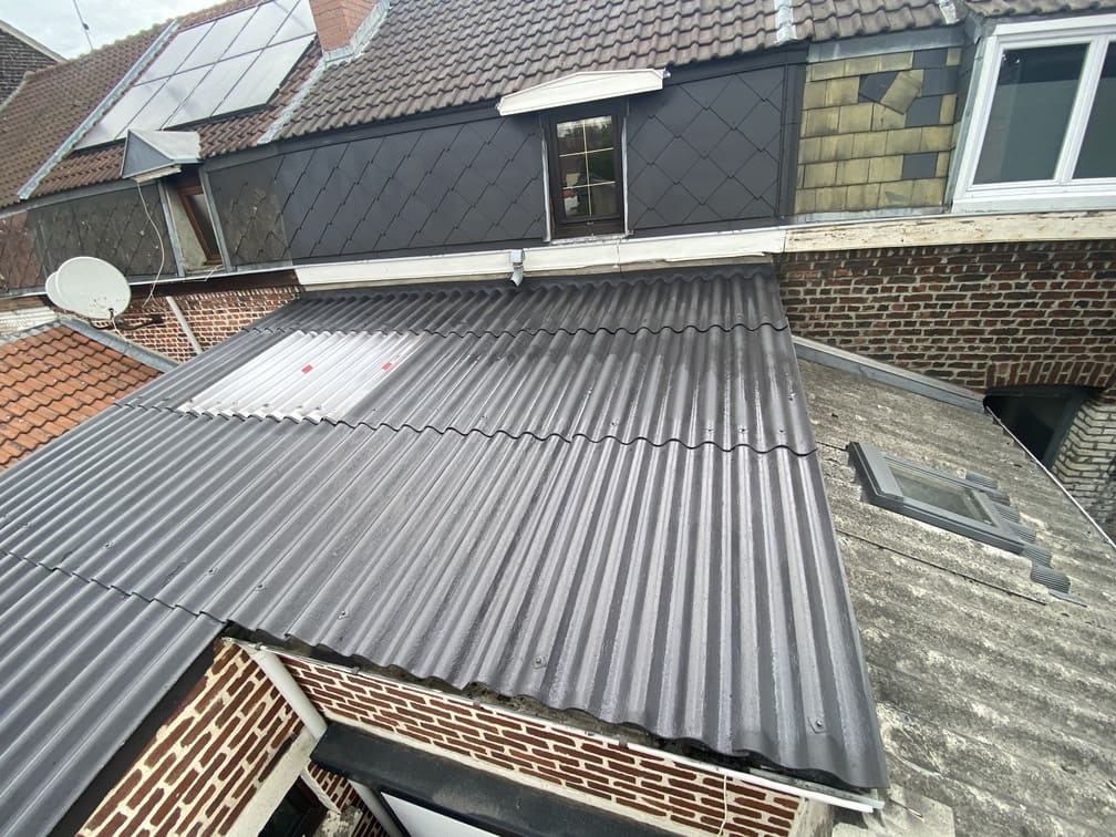 Rénovation de toiture sur tôle ondulée avec traitement de peinture noire